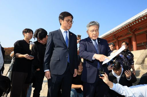 최휘영 문화체육관광부 장관과 허민 국가유산청장(오른쪽)이 7일 오후 종묘 앞 개발 관련 대법원 판결과 관련한 입장을 밝히기에 앞서 서울 종묘 정전 하월대를 점검하고 있다. 앞서 대법원은 지난 6일 국가유산청(옛 문화재청)과 사전 협의 없이 문화재 외곽 지역 개발규제를 완화한 서울시 조례 개정은 정당하다고 판단을 내린 바 있다. 뉴스1