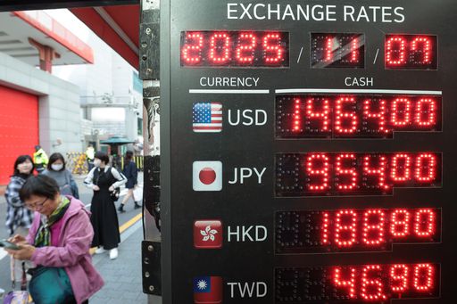 7일 오후 서울 중구 명동의 한 환전소 앞 전광판에 환율이 표시되고 있다. 뉴스1