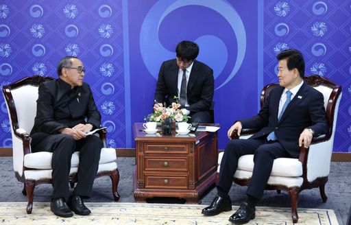 정동영 통일부 장관(오른쪽)이 10일 서울 종로구 정부서울청사에서 타니 상랏(Tanee Sangrat) 주한태국대사를 접견하고 있다. 뉴스1