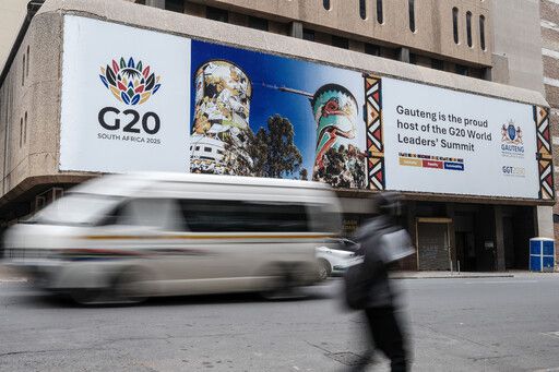 G20 정상회의 개막을 앞둔 남아공 요하네스버그 시내 중심가에 G20 개최를 홍보하는 대형 선전물이 게시돼 있다. UPI연합뉴스