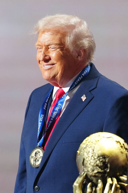 도널드 트럼프 미국 대통령이 5일(현지시간) ‘국제축구연맹(FIFA) 평화상’을 수상한 뒤 환하게 웃고 있다. 워싱턴=AFP연합뉴스