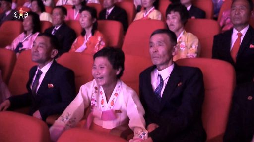 13일 열린 러시아 파병 북한 공병부대 귀국 환영식에서 전사자들의 사진이 무대에 공개되자 유가족들이 오열하고 있다. 조선중앙TV·연합뉴스