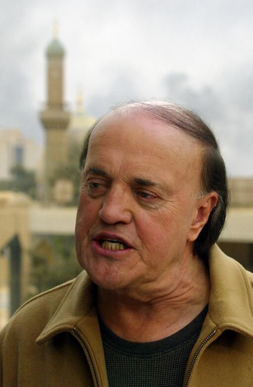 2003년 3월 미국 조지 W 부시 행정부가 이라크 전쟁을 개시한 직후 바그다드의 어느 건물 옥상에 차려진 프레스센터를 지키는 피터 아네트 기자의 모습. 당시 그는 CNN을 떠나 NBC 방송으로 옮겨간 상태였다. AFP연합뉴스