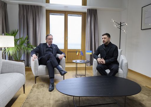 볼로디미르 젤렌스키 우크라이나 대통령(오른쪽)과 바르트 더 베버 벨기에 총리가 18일(현지시간) 벨기에 브뤼셀에서 회동하고 있다.  우크라이나 대통령실 제공. EPA연합