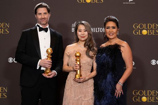 넷플릭스 애니메이션 영화 ‘케이팝 데몬 헌터스’의 공동 연출자 크리스 애펠한스(왼쪽부터)와 매기 강, 프로듀서 미셸 웡이 11일(현지시간) 미국 로스앤젤레스(LA) 베벌리힐튼호텔에서 열린 제83회 골든글로브 시상식에서 애니메이션 작품상을 받은 뒤 트로피를 들고 포즈를 취하고 있다. AP연합