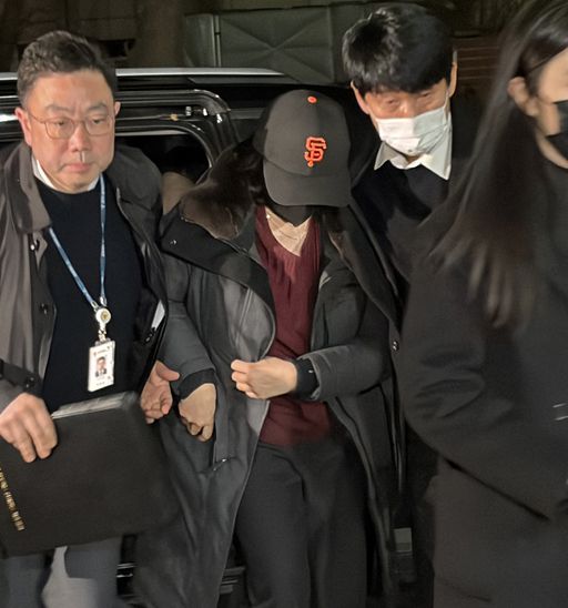 ‘공천 헌금’ 의혹을 받는 김경 서울시의원이 11일 오후 서울 마포구 서울경찰청 광역수사단 공공범죄수사대로 출석하고 있다. 뉴스1