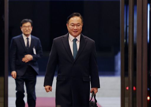 새 법원행정처장으로 내정된 박영재 대법관이 13일 오후 퇴근하며 취재진을 의식한 듯 엷은 미소를 지어 보이고 있다. 박 대법관은 16일부터 법원행정처장 직무를 시작했다. 뉴시스