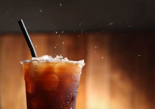 빈속 커피가 반복되면 속쓰림과 만성 위염으로 이어질 수 있어, 간단한 음식 섭취 후 마시는 습관이 권장된다. 게티이미지