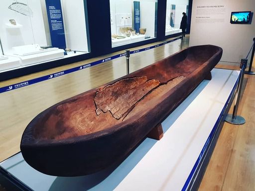 경남 창녕군 비봉리 조개무지에서 발굴된 8000년 전의 통나무배. 내부를 파서 형태를 만들고, 바깥면은 불로 그을려 방수 처리했다.