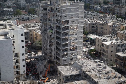 15일(현지시간) 이스라엘 중부 바트얌의 한 건물이 이란이 발사한 미사일 공격으로 파괴돼 있다. 신화연합뉴스