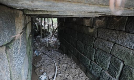 28일 김씨의 월북 경로로 추정되는 강화군 월곶리 인근의 한 배수로의 내부 모습. 군 당국은 김씨가 배수로 내 쇠창살 형태의 철근 구조물과 철조망을 뚫고 헤엄쳐 월북한 것으로 추정하고 있다. 뉴스1