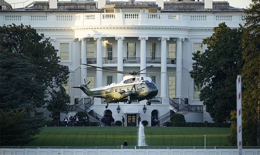 신종 코로나바이러스 감염증(코로나19) 확진 판정을 받은 도널드 트럼프 미국 대통령을 태운 전용헬기 '마린 원'이 2일(현지시간) 워싱턴DC 백악관에서 이륙, 월터 리드 군병원으로 향하고 있다. 워싱턴=AP연합뉴스