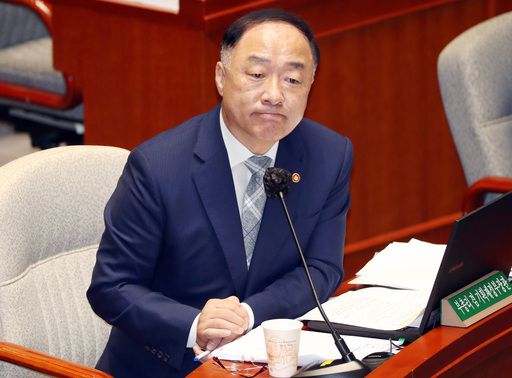 홍남기 경제부총리 겸 기획재정부 장관이 24일 서울 여의도 국회에서 열린 예산결산특별위원회 전체회의에 참석해 의원 질의를 듣고 있다.                            연합뉴스