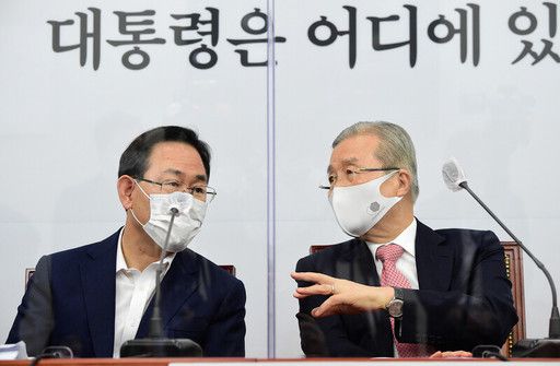 국민의힘 김종인 비상대책위원장(오른쪽)과 주호영 원내대표가 지난 12일 서울 여의도 국회에서 열린 비상대책위원회의에서 대화하고 있다. 사진=연합뉴스