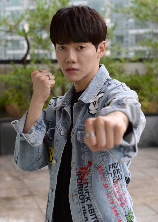 가수 이대원이 스포츠월드와의 인터뷰에서 포즈를 취하고 있다. 사진=김용학 기자