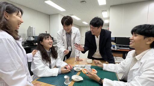 오스템임플란트 교정연구소 서진우 연구소장과 연구원들이 토론하고 있다.