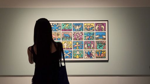 키스 해링의 작품을 감상하는 관람객. 사진=정희원 기자