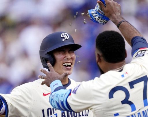 김혜성이 팀 동료의 축하를 받고 있다. 사진 | AP 연합뉴스