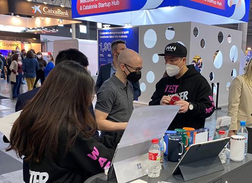 MWC 2022에서 워터톡 트래블(WaterTalk Travel) 제품 설명 및 시연하는 모습/사진제공=더웨이브톡