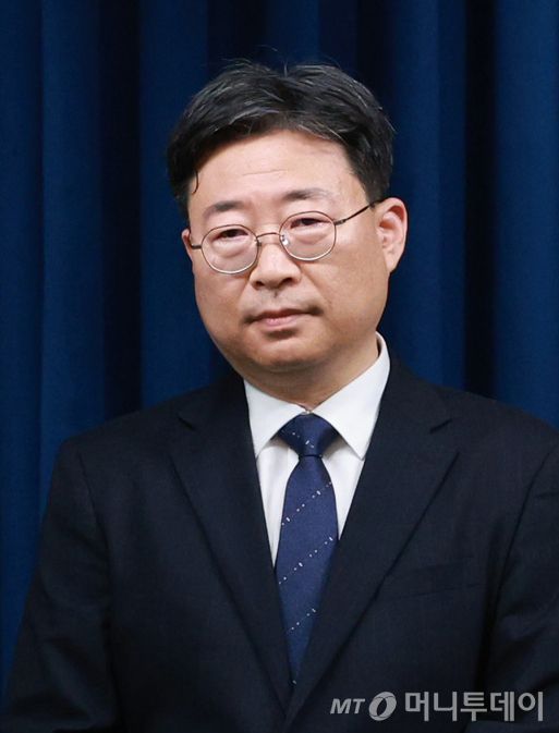 [서울=뉴시스] 고범준 기자 = 강훈식 비서실장이 6일 서울 용산구 대통령실 브리핑룸에서 1차 인선 브리핑을 진행했다. 이날 인선 발표 브리핑에 참석한 하준경 경제성장수석. 2025.06.06. bjko@newsis.com /사진=고범준