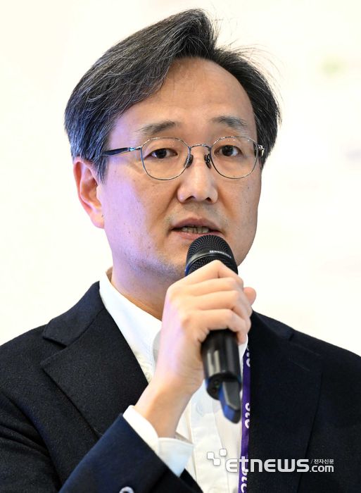 세계 최대 이동통신 박람회 MWC24를 맞아 전자신문과 한국통신사업자연합회(KTOA)가 공동주최한 'MWC24 바르셀로나 포럼'이 스페인 바르셀로나 피라 그란 비아에서 열렸다. 김영집 삼성전자 부사장이 '삼성전자의 갤럭시 AI전략과 산업활성화 제언'을 주제로 기조연설하고 있다. 바르셀로나(스페인)=이동근기자 foto@etnews.com