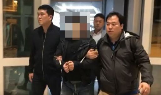 지난 2018년 4월 5일 태국에서 불법 도박 사이트를 운영하다 자신이 고용한 한국인을 살해하고 베트남으로 도피한 30대 남성이 인천국제공항을 통해 송환되고 있다. 사진 경찰청