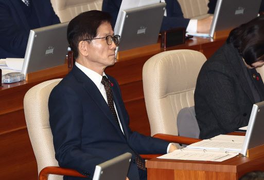 김문수 고용노동부 장관이 9일 오후 서울 여의도 국회에서 열린 본회의에서 윤석열 대통령 위헌적 비상계엄 선포 내란혐의 및 제주항공 여객기 참사 진상규명 관련 긴급현안질문을 듣고 있다. (사진=뉴스1)