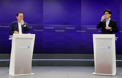 25일 종로구 동아미디어센터 채널A스튜디오에서 국민의힘 대선 2차 경선 진출자인 한동훈, 홍준표 후보가 방송 시작을 기다리며 물을 마시고 있다.(사진=국회사진기자단)