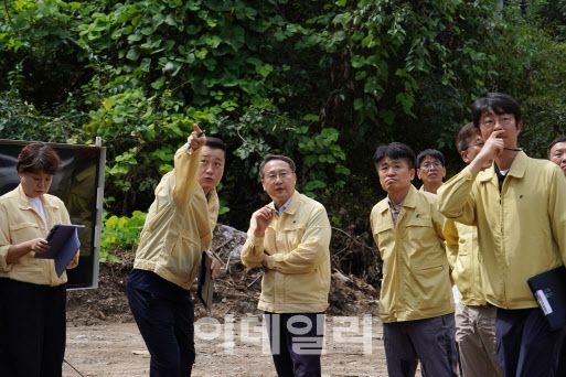 김인호 산림청장(가운데)이 15일 경기도 가평군 산사태 피해지를 찾아 복구 상황을 점검하고 있다. (사진=산림청 제공)