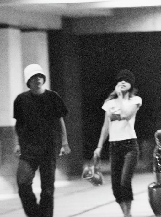 일본 국민 아이돌 아라시 멤버 니노미야 카즈나리(왼쪽)가 2001년 한 살 연상의 여배우 시이나 노리코와 데이트하던 모습이 현지 언론에 포착됐다. 이 스캔들로 2000년대 초 아라시의 인기는 추락해 침체기를 겪었다./고단샤 프라이데이디지털