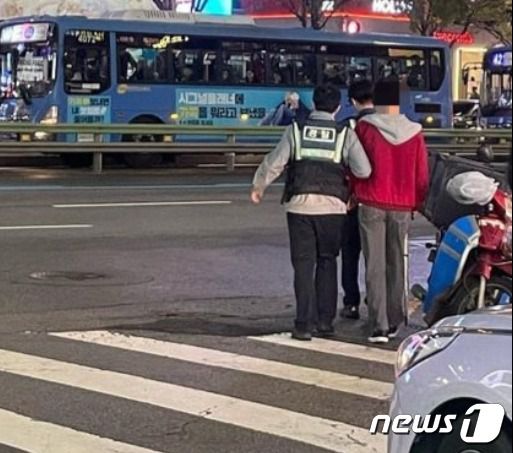 지난 9일 강남역 올리브영에서 몰카를 찍다가 육군 25사단 김 일병의 신고로 경찰에 체포된 몰카범(붉은 상의). (SNS 갈무리) ⓒ 뉴스1