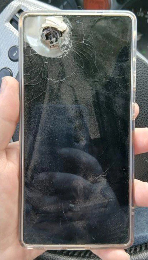 파편을 막아낸 삼성전자 스마트폰 갤럭시S25. 울트라 메자 캡처