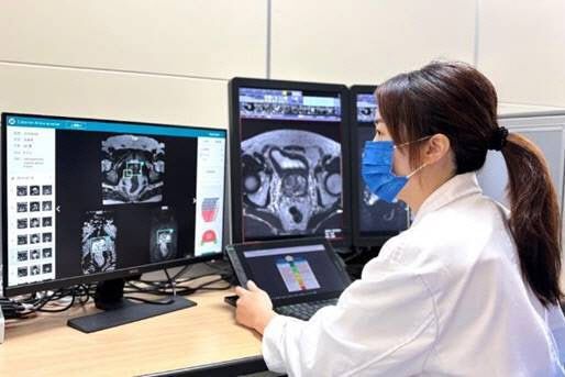 퉁 타이중 메트로하버(MetroHarbor) 병원의 영상의학과 임상의들은 의료 이미징 워크플로우에 폭스콘 코닥터 AI 플랫폼을 사용한다. 이미지 제공=폭스콘