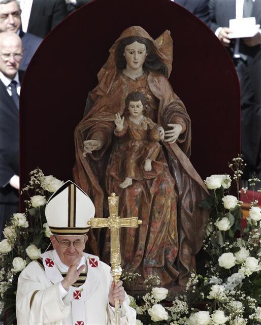 2013년 3월 로마 바티칸에서 열린 즉위 미사에서 교황 프란치스코가 십자가를 든 채 미소를 짓고 있다. AP 연합뉴스