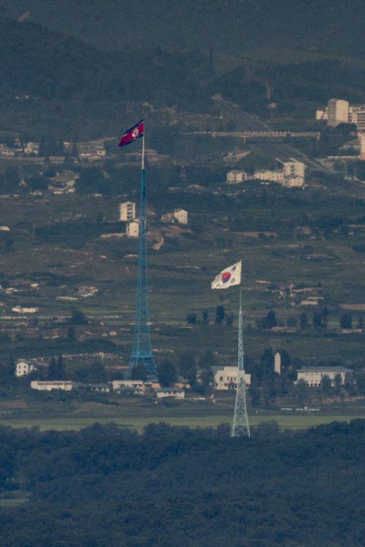 한미연합훈련이 진행 중인 17일 경기도 파주시 접경지역에서 바라본 서부전선 비무장지대(DMZ)에서 남한 대성동 태극기와 북한 기정동 인공기가 펄럭이고 있다(사진=연합뉴스).