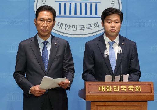 김포 지역 더불어민주당 박상혁, 김주영 국회의원이 지난 5일 국회에서 서울 편입 관련 입장 발표 기자회견을 하고 있다. (사진=연합뉴스)