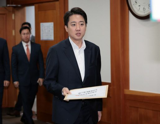 개혁신당 이준석 대선 후보가 10일 경기도 과천 중앙선거관리위원회에서 제21대 대통령선거 후보 등록을 위해 입장하고 있다. (사진=연합뉴스)