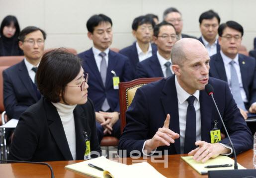 해롤드 로저스 쿠팡 대표이사가 서울 여의도 국회 과학기술정보방송통신위원회에서 열린 쿠팡 침해사고 관련 청문회에 출석, 질의에 답변하고 있다.
