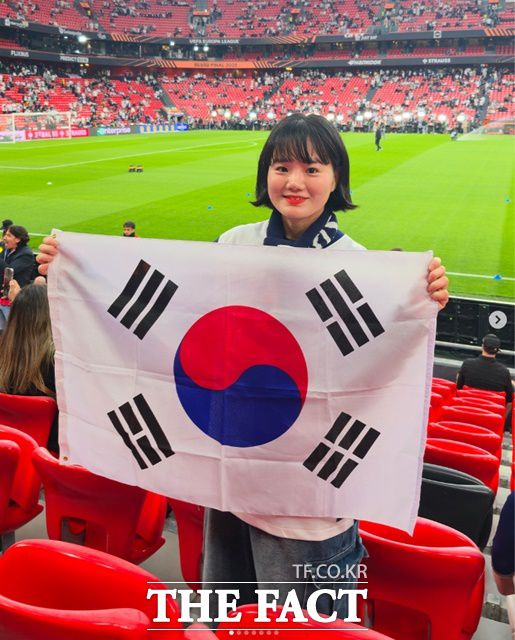 토트넘 SNS에 소개된 한국인 팬의 태극기 현장 응원 모습./토트넘