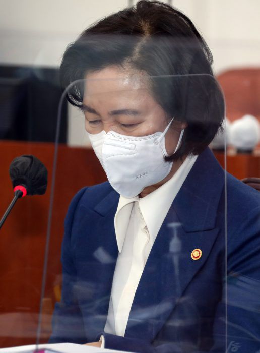 추미애 법무부 장관이 28일 서울 여의도 국회에서 열린 고위공직자범죄수사처장 후보 추천위원회 6차 회의에 참석해 있다.(사진=연합뉴스)