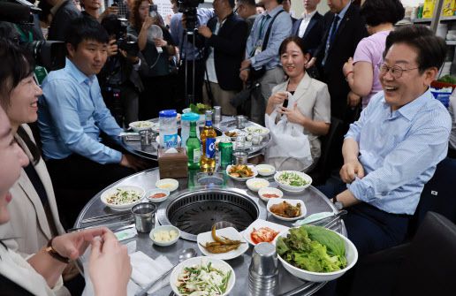 이재명 대통령이 11일 저녁 서울 광화문 인근 한식당에서 시민들과 대화하고 있다. 이 대통령은 식당을 찾기 전 SNS에 식사 계획을 알리며 “민생회복 소비쿠폰 정책이 내수 진작과 지역경제 활성화에 활력을 불어넣길 기대한다”고 밝혔다. (사진=연합뉴스)