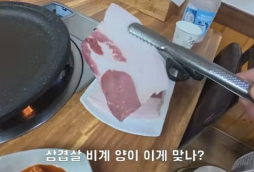 울릉도 한 고깃집이 내놓은 1인분 삼겹살 절반이 비계인 모습. 유튜브 채널 꾸준 kkujun 갈무리
