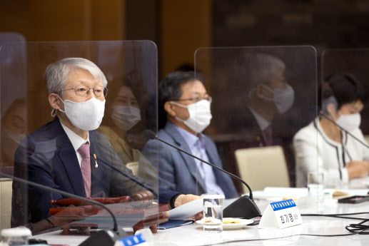 과학기술정보통신부는 23일 오후 서울 중구 대한상공회의소에서 `제12차 신기술 서비스 심의위원회`를 개최했다. 최기영(왼쪽 첫번째) 과학기술정보통신부 장관이 회의를 주재하고 있다.(사진=과학기술정보통신부 제공)