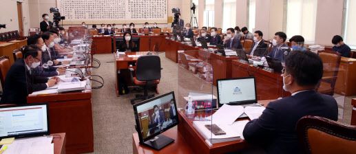 12일 국회 법제사법위원회  법무부 국정감사에서 국민의힘 장제원 의원과 더불어민주당 김남국 의원이 설전을 하고있다. (사진=연합뉴스)