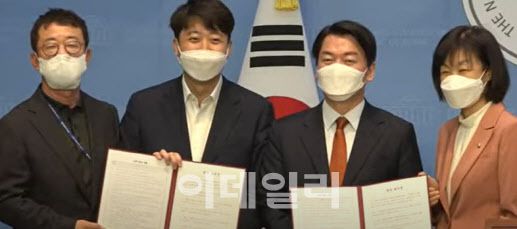18일 국회 소통관에서 이준석(사진 왼쪽 두번째) 국민의힘 대표와 안철수(사진 왼쪽에서 세번째) 국민의당 대표가 합당 선언문을 들고 기념사진을 찍고 있다. (유튜브 캡처)