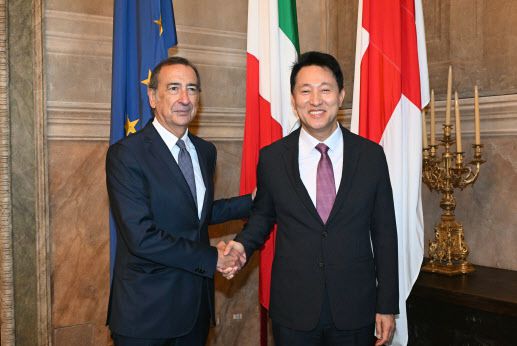 오세훈 서울시장이 4일(현지시간) 이탈리아 밀라노시청에서 주세페 살라 밀라노 시장과 면담에 앞서 악수하고 있다. (사진=연합뉴스)