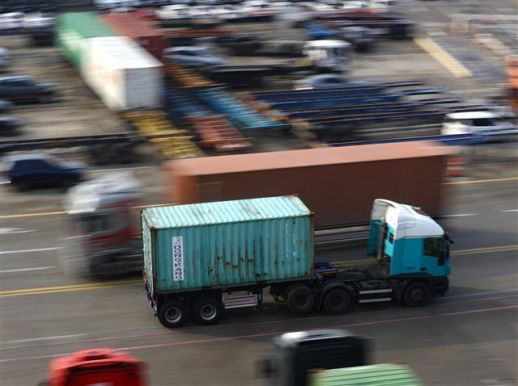 다시 달리는 화물 -  민주노총 공공운수노조 화물연대가 파업 16일 만에 총파업을 철회하고 업무에 복귀하기로 했다.파업에 대한 싸늘한 시선과 ‘법과 원칙’에 따른 대응을 고수한 정부 방침에 파업 명분을 찾기 어려웠기 때문이란 분석이다. 사진은 9일 오후 경기 의왕시 의왕ICD에서 화물차들이 업무에 복귀하는 모습. 2022.12.9./뉴스1