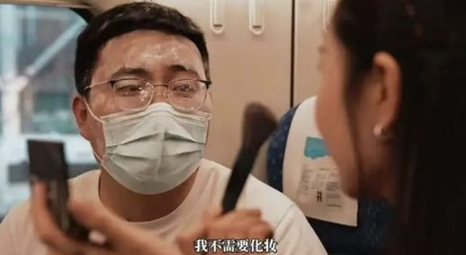 중국 현지에서 논란이 된 중국 국영철도사의 예절 캠페인 영상 한 장면. 화장하던 옆 자리 여성의 파우더가 얼굴에 묻은 남성이 나는 화장이 필요 없어요라고 말한다.