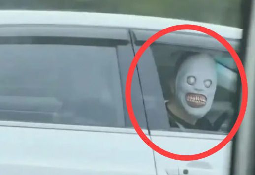 중국에 살고 있는 외국인 교사가 고속도로를 달리던 중 차 안에서 무서운 마스크를 쓴 것에 대해 사과했다. [사진출처 = SCMP]