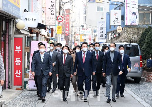 윤석열 대통령 당선인이 16일 오후 서울 종로구 통의동에 위치한 한 식당에서 점심 식사를 마친 후 안철수 인수위원장, 권영세 인수위 부위원장, 원희룡 기획위원장 등과 함께 산책을 하고 있다.(사진=국회사진취재단)